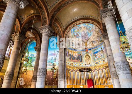 Interno della cripta al Tempio del Sacro cuore di Gesù, Barcellona, Spagna Foto Stock