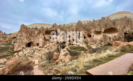 Straordinarie formazioni rocciose colline rocciose di zelve rovine villaggio di roccia, Cappadocia, Nevsehir, Turchia Foto Stock