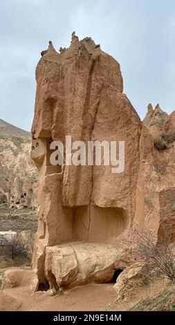 Straordinarie formazioni rocciose colline rocciose di zelve rovine villaggio di roccia, Cappadocia, Nevsehir, Turchia Foto Stock