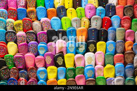 Pantofole Babouche colorate - calzature marocchine tradizionali al bazar di Marocco Foto Stock