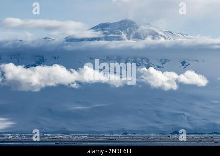 Vulcano Monte Erebus sull'isola di Ross visto dal Mare di Ross, Antartide Foto Stock