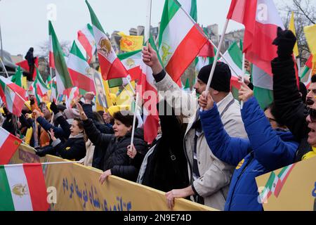 Parigi, Ile de France, FRANCIA. 12th Feb, 2023. Migliaia di persone si riuniscono a Parigi nella piazza Denfert-Rochereau per sostenere la rivolta in Iran e il futuro di una repubblica democratica. I disordini civili contro il regime islamico in Iran sono iniziati dopo la morte di Mahsa Amini, che è morto in circostanze sospette in ospedale dopo essere stato arrestato per aver indossato a torto il velo dell'hijab in Iran nel settembre 2022. I disordini si sono poi diffusi in tutto l'Iran, facendo sì che il regime imponga la pena di morte a coloro che sono coinvolti nelle proteste e le eseguano rapidamente. Credito: ZUMA Pres Foto Stock