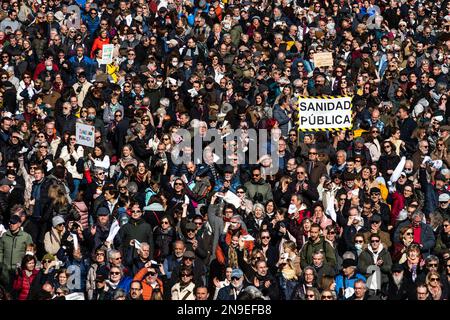 Madrid, Spagna. 12th Feb, 2023. Persone che trasportano cartelli protestano durante una manifestazione in difesa del sistema sanitario pubblico e contro le politiche del presidente della Comunità di Madrid, Isabel Diaz Ayuso. Più di 250.000 persone, secondo la Delegazione del Governo, hanno marciato per protestare verso Plaza de Cibeles, dove si trova il Municipio. Credit: Marcos del Mazo/Alamy Live News Foto Stock