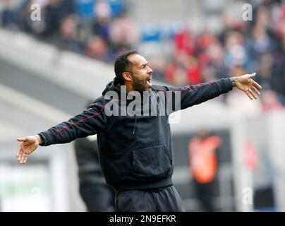 Duesseldorf, Germania. 12th Feb, 2023. Calcio: 2nd Bundesliga, Fortuna Düsseldorf - SV Sandhausen, giorno 20, alla Merkur Spiel-Arena. L'allenatore Düsseldorf Daniel Thioune gesti. Credit: Roland Weihrauch/dpa - NOTA IMPORTANTE: In conformità ai requisiti della DFL Deutsche Fußball Liga e del DFB Deutscher Fußball-Bund, è vietato utilizzare o utilizzare fotografie scattate nello stadio e/o della partita sotto forma di sequenze di immagini e/o serie di foto simili a video./dpa/Alamy Live News Foto Stock