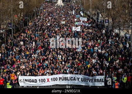 Madrid, Spagna. 12th Feb, 2023. Le persone che portano cartelli e striscioni sono viste protestare durante una dimostrazione in difesa del sistema sanitario pubblico e contro le politiche del presidente della Comunità di Madrid, Isabel Diaz Ayuso. Più di 250.000 persone, secondo la Delegazione del Governo, hanno marciato per protestare verso Plaza de Cibeles, dove si trova il Municipio. Credit: Marcos del Mazo/Alamy Live News Foto Stock