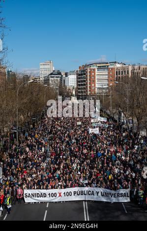 Madrid, Spagna. 12th Feb, 2023. Le persone che portano cartelli e striscioni sono viste protestare durante una dimostrazione in difesa del sistema sanitario pubblico e contro le politiche del presidente della Comunità di Madrid, Isabel Diaz Ayuso. Più di 250.000 persone, secondo la Delegazione del Governo, hanno marciato per protestare verso Plaza de Cibeles, dove si trova il Municipio. Credit: Marcos del Mazo/Alamy Live News Foto Stock