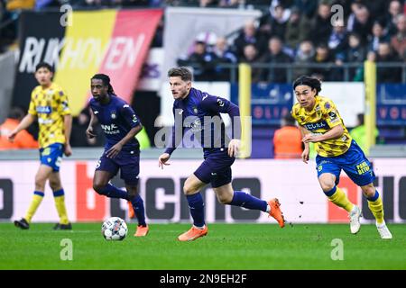 Anderlecht's Anders Dreyer e Daichi Hayashi di STVV hanno ritratto in azione durante una partita di calcio tra RSC Anderlecht e Sint-Truidense VV STVV, domenica 12 febbraio 2023 ad Anderlecht, a Bruxelles, il giorno 25 della prima divisione del campionato belga della 'Jupiler Pro League' del 2022-2023. BELGA FOTO TOM GOYVAERTS Foto Stock