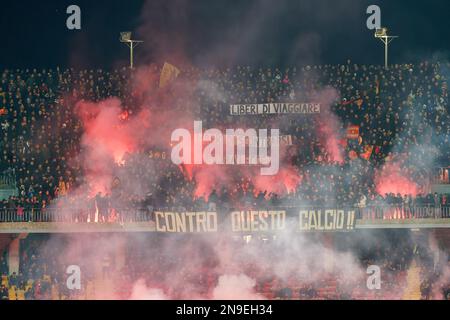 Lecce, Italia. 11th Feb, 2023. US Lecce Supporters durante US Lecce vs AS Roma, calcio italiano Serie A match in Lecce, Italy, Febbraio 11 2023 Credit: Independent Photo Agency/Alamy Live News Foto Stock