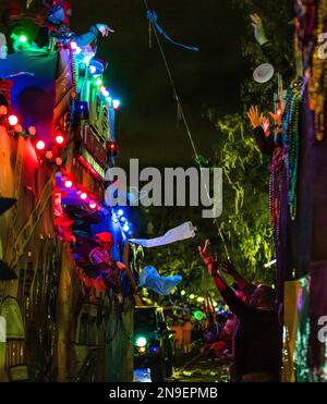 Entusiasti spettatori di sfilate che tentano di ottenere perline e swag gettati da un galleggiante da Krewe Bacchus durante il Mardi Gras a New Orleans, 2019 Foto Stock