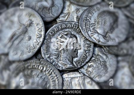 Collezione di antiche monete d'argento romane Foto Stock