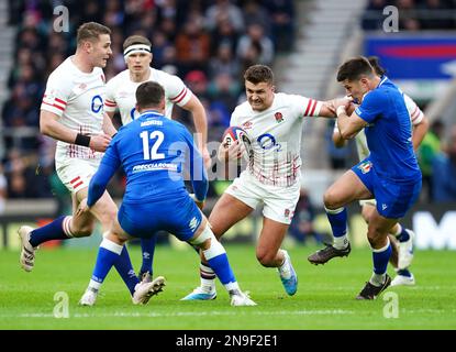 L'inglese Henry Slade tiene fuori l'italiano Tommaso Allan durante la partita delle sei Nazioni della Guinness al Twickenham Stadium, Londra. Data immagine: Domenica 12 febbraio 2023. Foto Stock