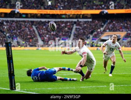 L'italiano Ange Capuozzo e l'inglese Freddie Steward in azione durante la partita delle Guinness Six Nations al Twickenham Stadium, Londra. Data immagine: Domenica 12 febbraio 2023. Foto Stock