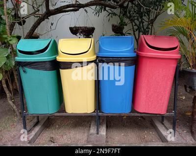 diversi contenitori in plastica con diversi colori per la raccolta rifiuti e. separazione Foto Stock