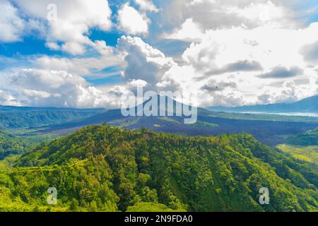 Vista panoramica del Monte Batur (Gunung Batur), un vulcano attivo situato al centro di due calderas concentriche a nord ovest del Monte Agung sull'isola Foto Stock