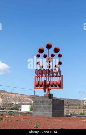 Arrieta, Lanzarote - 3 febbraio 2023: Una scultura commovente su una rotonda ad Arrieta a Lanzarote del famoso artista Cesar Manrique.v Foto Stock
