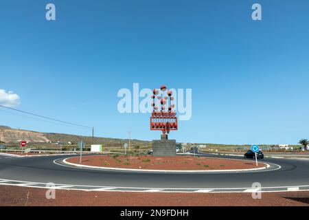 Arrieta, Lanzarote - 3 febbraio 2023: Una scultura commovente su una rotonda ad Arrieta a Lanzarote del famoso artista Cesar Manrique.v Foto Stock