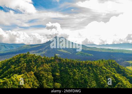 Vista panoramica del Monte Batur (Gunung Batur), un vulcano attivo situato al centro di due calderas concentriche a nord ovest del Monte Agung sull'isola Foto Stock
