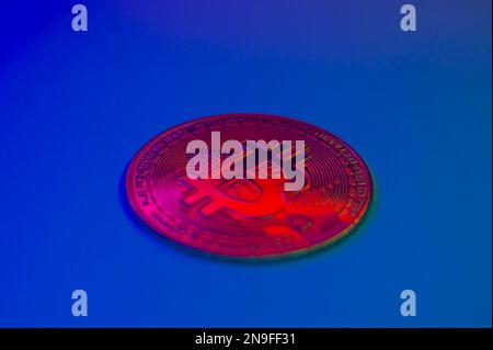 Moneta rossa Crypto con simbolo bitcoin isolato su sfondo nero. Moneta Bitcoin su sfondo colorato. Criptovaluta Bitcoin. Cryptocurren Foto Stock