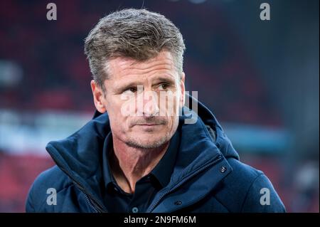 ENSCHEDE - allenatore del FC Volendam Wim Jonk durante la partita di campionato olandese tra il FC Twente e il FC Volendam allo Stadion De Grolsch veste il 12 febbraio 2023 a Enschede, Paesi Bassi. ANP COR LASKER Credit: ANP/Alamy Live News Foto Stock