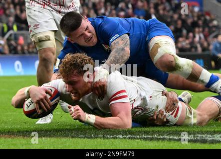 Londra, Regno Unito. 12th febbraio 2023; Twickenham Stadium, Londra, Inghilterra: Six Nations International Rugby England versus Italia; Ollie Chessum of England segna una prova in 28th minuto per portare il punteggio a 12-0 credito: Action Plus Sports Images/Alamy Live News Foto Stock