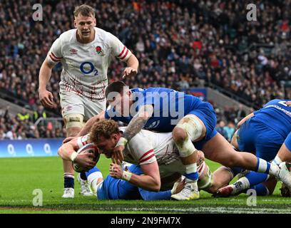 Londra, Regno Unito. 12th febbraio 2023; Twickenham Stadium, Londra, Inghilterra: Six Nations International Rugby England versus Italia; Ollie Chessum of England segna una prova in 28th minuto per portare il punteggio a 12-0 credito: Action Plus Sports Images/Alamy Live News Foto Stock