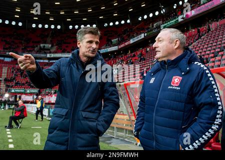 ENSCHEDE - (lr) allenatore FC Volendam Wim Jonk, allenatore FC Twente Ron Jans durante la partita di campionato olandese tra FC Twente e FC Volendam allo Stadion De Grolsch veste il 12 febbraio 2023 a Enschede, Paesi Bassi. ANP COR LASKER Credit: ANP/Alamy Live News Foto Stock