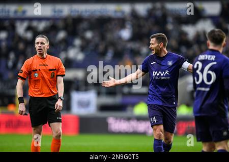 L'arbitro Bert Put e Jan Vertonghen di Anderlecht hanno illustrato durante una partita di calcio tra RSC Anderlecht e Sint-Truidense VV STVV, domenica 12 febbraio 2023 ad Anderlecht, a Bruxelles, il giorno 25 della prima divisione del campionato belga della 'Jupiler Pro League' del 2022-2023. BELGA FOTO TOM GOYVAERTS Foto Stock