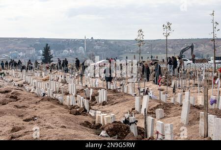 Le tombe mostrano perdite devastanti nel terremoto in Turchia. La Turchia e la Siria hanno vissuto i terremoti più gravi che hanno colpito la regione in quasi un secolo. Dopo un terremoto di magnitudo del 7,7 nel sud-est della Turchia, un secondo terremoto di magnitudo del 7,6 si è verificato nel nord della Siria. Si riferisce che più di 25.000 persone hanno perso la vita a causa dei terremoti e il numero delle vittime continua ad aumentare. Foto Stock