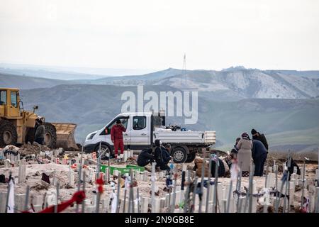 Adiyaman, Turchia. 10th Feb, 2023. Le tombe mostrano perdite devastanti nel terremoto in Turchia. La Turchia e la Siria hanno vissuto i terremoti più gravi che hanno colpito la regione in quasi un secolo. Dopo un terremoto di magnitudo del 7,7 nel sud-est della Turchia, un secondo terremoto di magnitudo del 7,6 si è verificato nel nord della Siria. Si riferisce che più di 25.000 persone hanno perso la vita a causa dei terremoti e il numero delle vittime continua ad aumentare. (Foto di Onur Dogman/SOPA Images/Sipa USA) Credit: Sipa USA/Alamy Live News Foto Stock