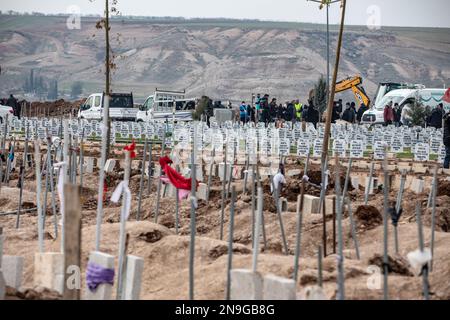 Adiyaman, Turchia. 10th Feb, 2023. Le tombe mostrano perdite devastanti nel terremoto in Turchia. La Turchia e la Siria hanno vissuto i terremoti più gravi che hanno colpito la regione in quasi un secolo. Dopo un terremoto di magnitudo del 7,7 nel sud-est della Turchia, un secondo terremoto di magnitudo del 7,6 si è verificato nel nord della Siria. Si riferisce che più di 25.000 persone hanno perso la vita a causa dei terremoti e il numero delle vittime continua ad aumentare. (Foto di Onur Dogman/SOPA Images/Sipa USA) Credit: Sipa USA/Alamy Live News Foto Stock