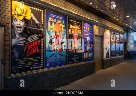 Broadway Show Posters a Shubert Alley, Times Square, New York City, USA 2023 Foto Stock