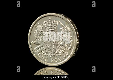 Lato opposto di una moneta da $£1 del Regno Unito da $2015 con il Royal Coat of Arms Foto Stock