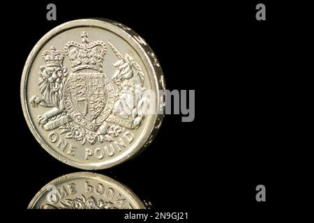 Lato opposto di una moneta da $£1 del Regno Unito da $2015 con il Royal Coat of Arms Foto Stock