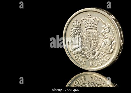 Lato opposto di una moneta da $£1 del Regno Unito da $2015 con il Royal Coat of Arms Foto Stock