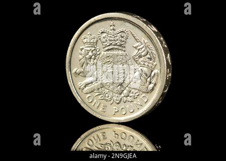 Lato opposto di una moneta da $£1 del Regno Unito da $2015 con il Royal Coat of Arms Foto Stock