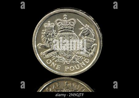 Lato opposto di una moneta da $£1 del Regno Unito da $2015 con il Royal Coat of Arms Foto Stock