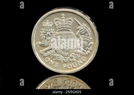 Lato opposto di una moneta da $£1 del Regno Unito da $2015 con il Royal Coat of Arms Foto Stock