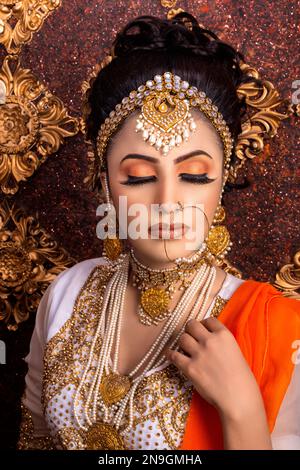 Pakistano. Indiano bella sposa trucco per il salone sparare Foto Stock