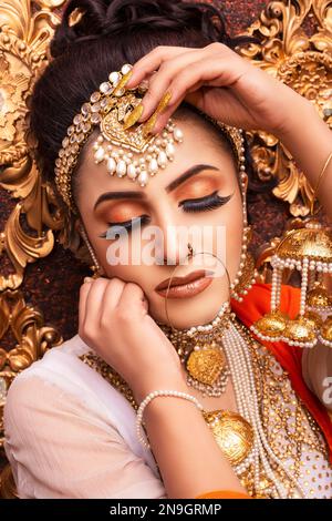 Pakistano. Indiano bella sposa trucco per il salone sparare Foto Stock