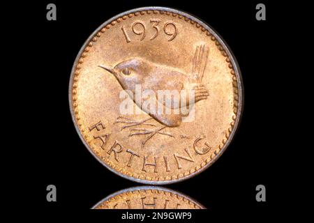 Retro di una moneta di George VI Farthing del 1939 con Wren Foto Stock