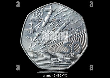 Lato opposto di una moneta da 1994 50 cinquanta pence che commemora 50 anni degli sbarchi del D-Day in Normandia. Progettato dalla scultura John Mills Foto Stock