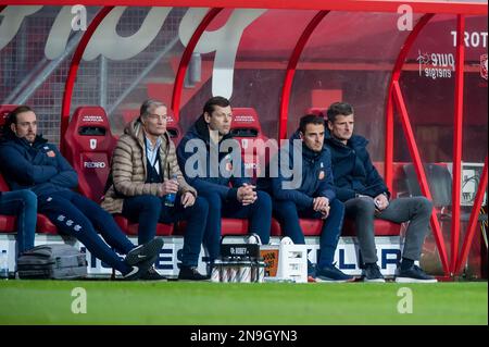 ENSCHEDE - (r) allenatore del FC Volendam Wim Jonk durante la partita di campionato olandese tra FC Twente e FC Volendam allo Stadion De Grolsch veste il 12 febbraio 2023 a Enschede, Paesi Bassi. ANP COR LASKER Credit: ANP/Alamy Live News Foto Stock