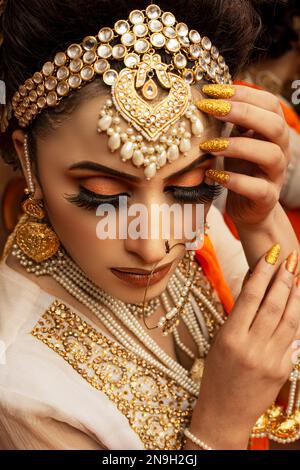 Pakistano. Indiano bella sposa trucco per il salone sparare Foto Stock