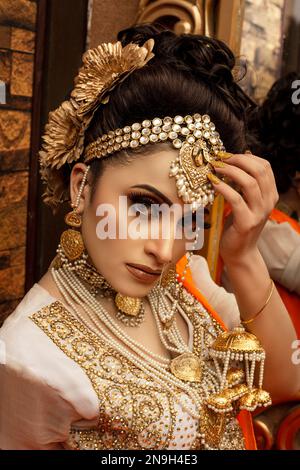 Pakistano. Indiano bella sposa trucco per il salone sparare Foto Stock