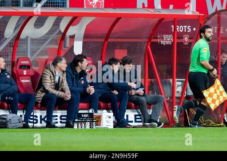 ENSCHEDE - (r) allenatore del FC Volendam Wim Jonk in consultazione con il suo assistente durante la partita di campionato olandese tra il FC Twente e il FC Volendam allo Stadion De Grolsch veste il 12 febbraio 2023 a Enschede, Paesi Bassi. ANP COR LASKER Credit: ANP/Alamy Live News Foto Stock