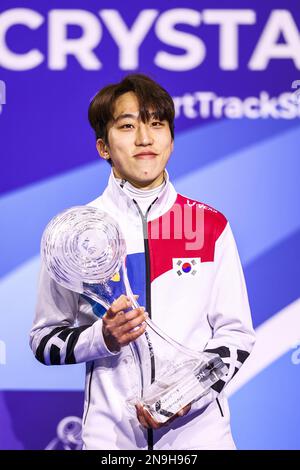 DORDRECHT - Presentazione del globo Cristallo ISU a Ji Won Park (KOR) durante l'ultimo giorno della Coppa del mondo ISU Short Track Speed Skating 2023. ANP VINCENT JANNINK Foto Stock