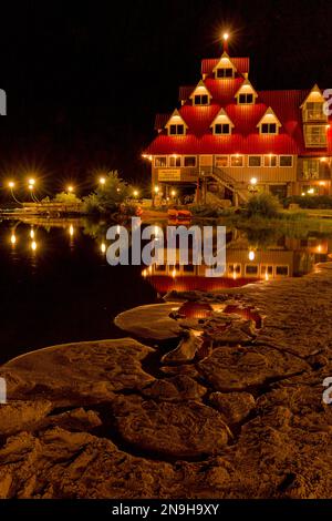 Una foto notturna di una parte di Three Valley Lake Chateau a Revelstoke, British Columbia, Canada. Foto Stock