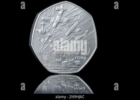 Lato opposto di una moneta da 1994 50 cinquanta pence che commemora 50 anni degli sbarchi del D-Day in Normandia. Progettato dalla scultura John Mills Foto Stock