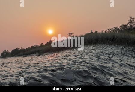 Tramonto nel Parco Nazionale di Sundarbans. Questa foto è stata scattata da sundarbans, Bangladesh. Foto Stock