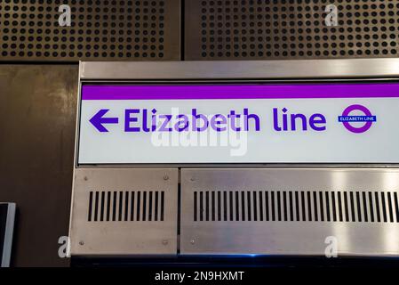 Testo della Elizabeth Line con il simbolo della freccia sul pannello metallico alla stazione della metropolitana Foto Stock